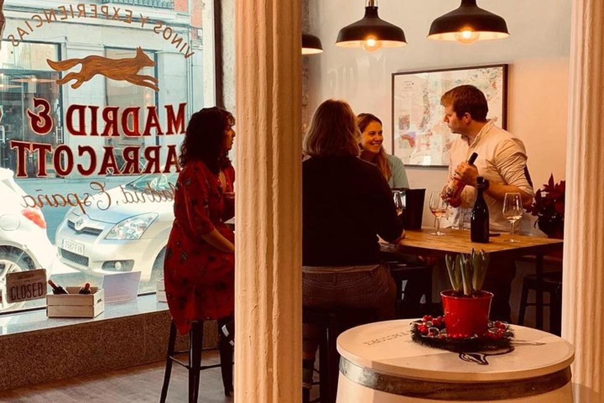 skupina lidí sedících u stolu v restauraci
