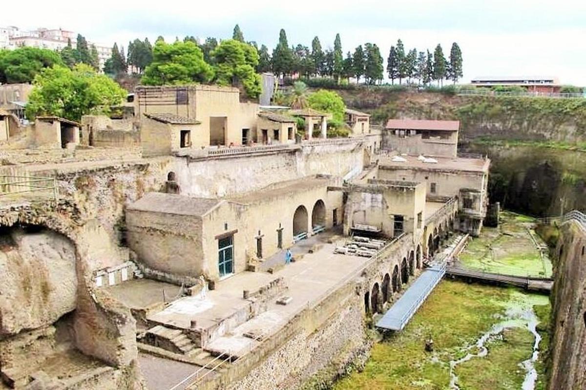 o vedere aeriană a unei clădiri vechi de pe un munte