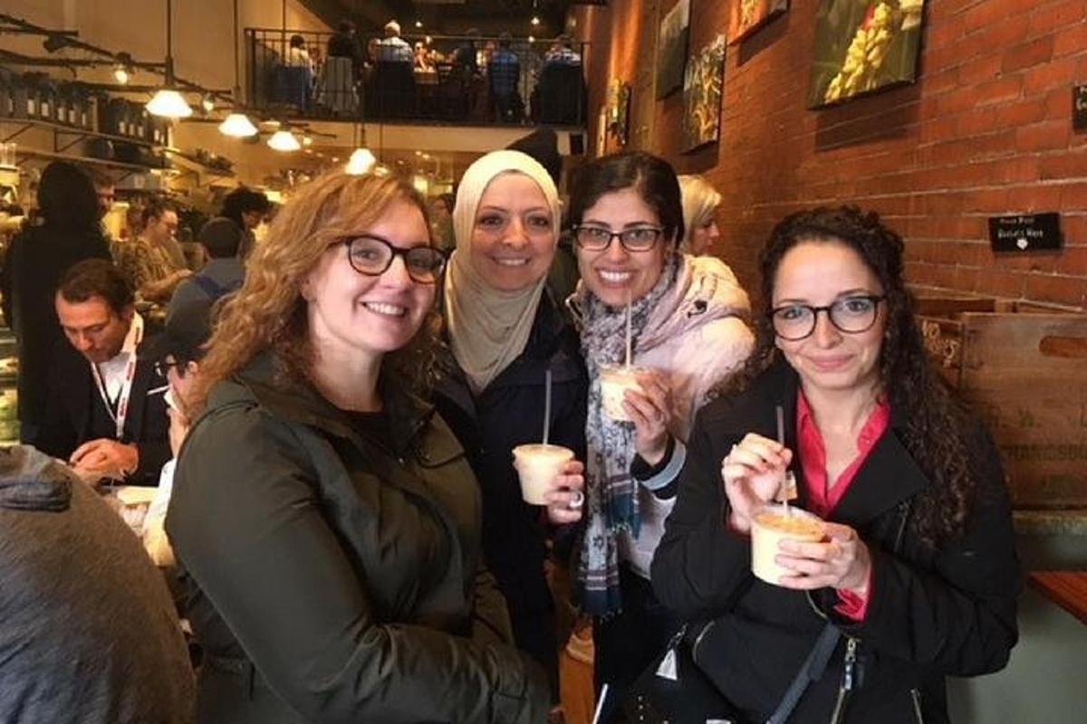 empat wanita bergambar sambil memegang minuman