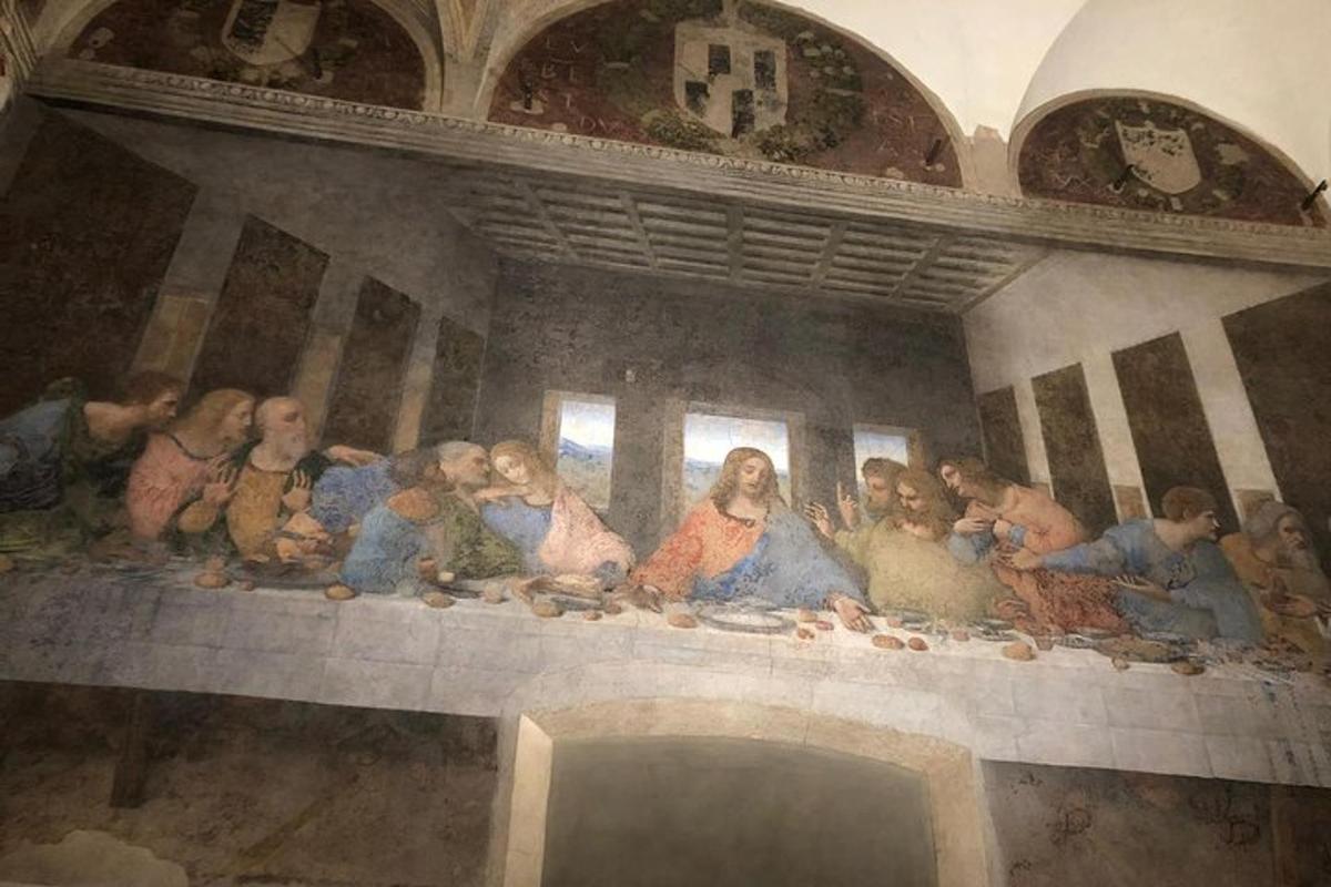 una pintura de un grupo de personas en una pared