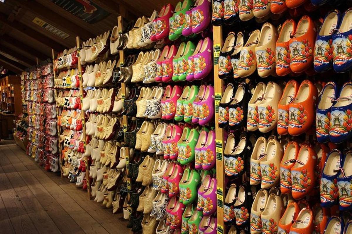 Una exhibición de zapatos en venta en una tienda