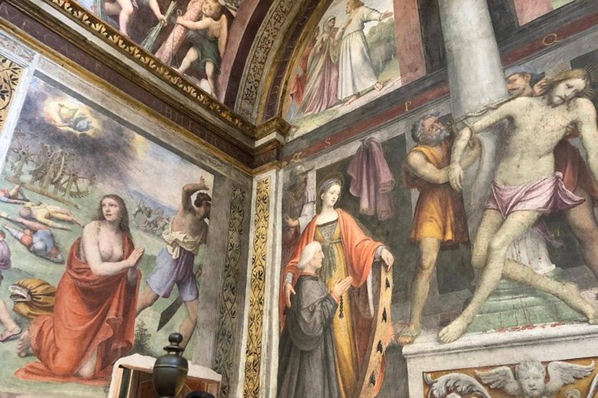 uma sala com pinturas nas paredes de um edifício