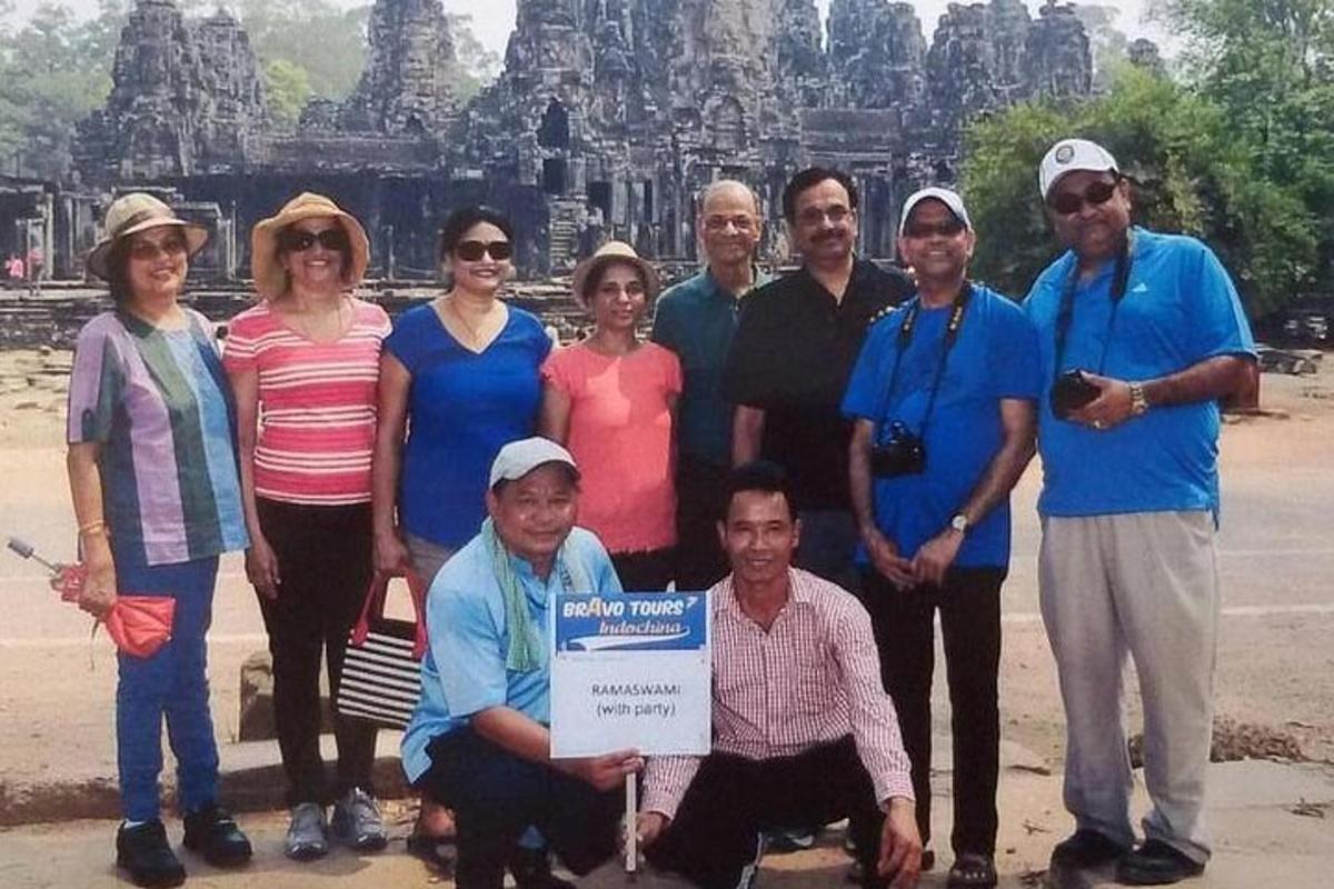 Un grupo de personas posando para una foto frente a un templo.