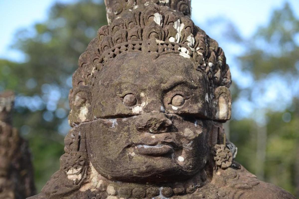una statua di un volto su una statua