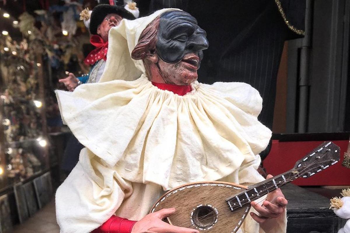 gitar çalan bir adamın heykeli