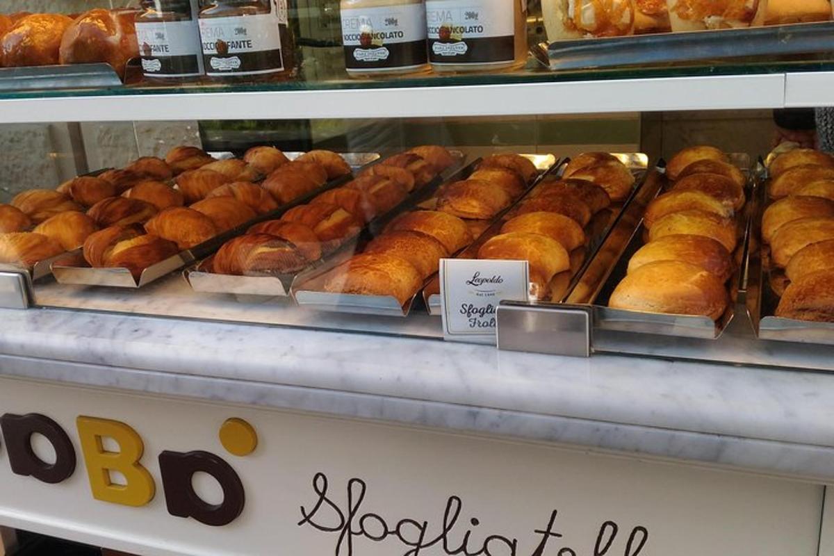 bir fırında ekmek somunlarının sergilendiği bir vitrin