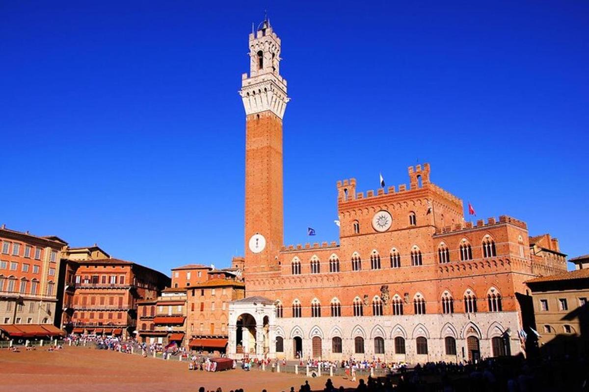 un gran edifici amb una torre del rellotge al davant
