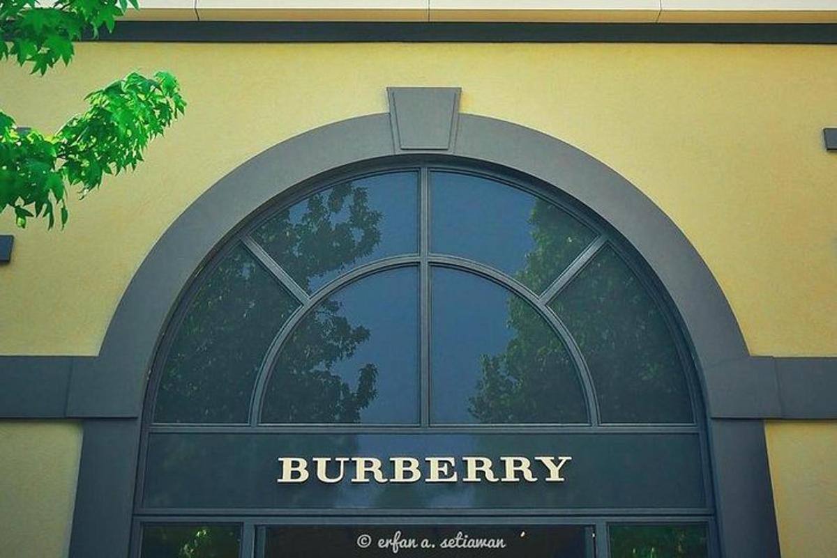 un edificio con una finestra con la scritta Burbury