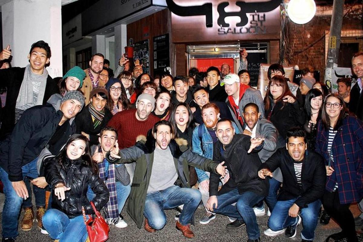 Un grupo grande de personas posando para una fotografía