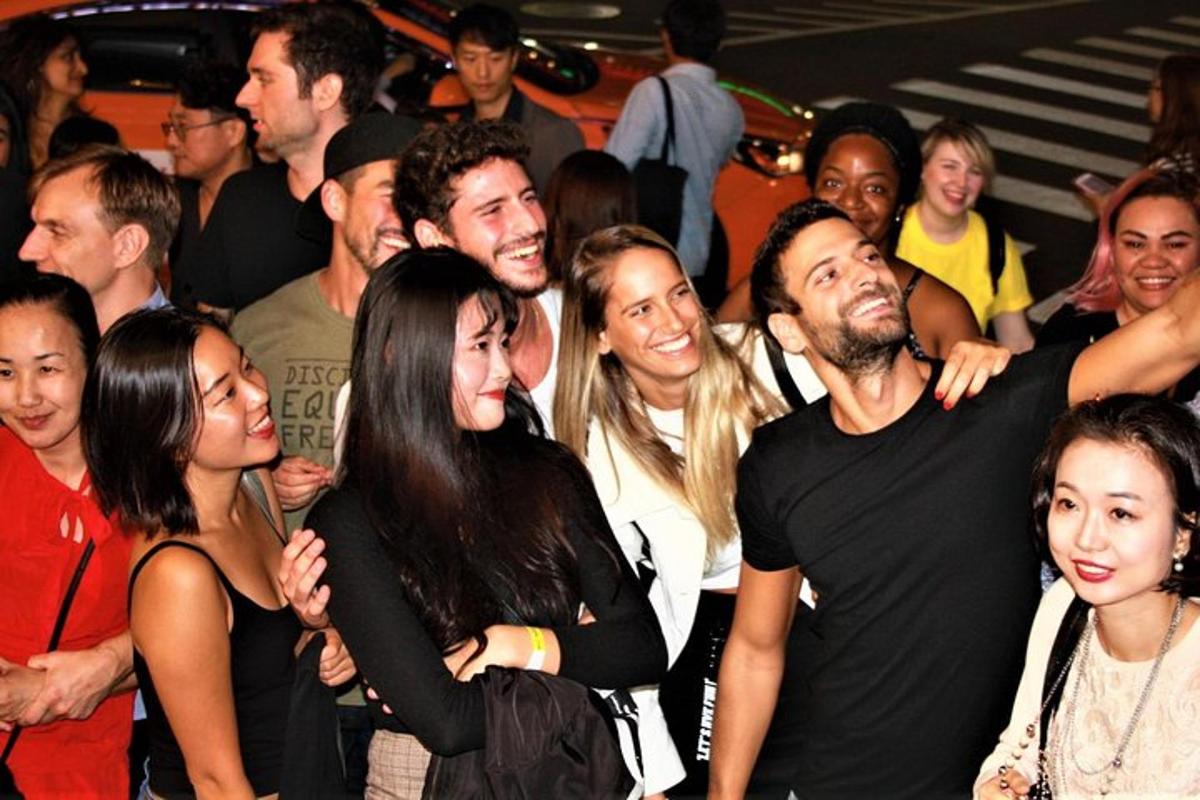 un grupo de personas de pie entre una multitud