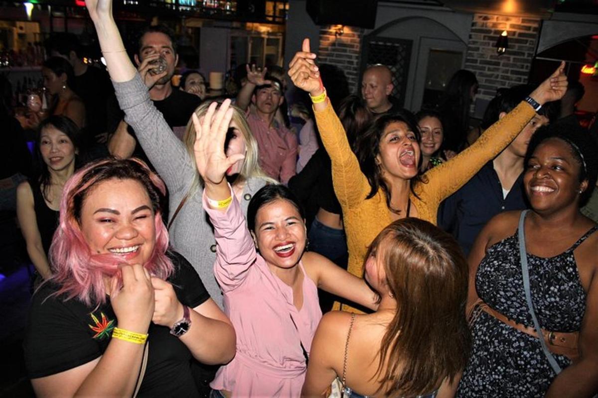 un grupo de personas bailando en una fiesta