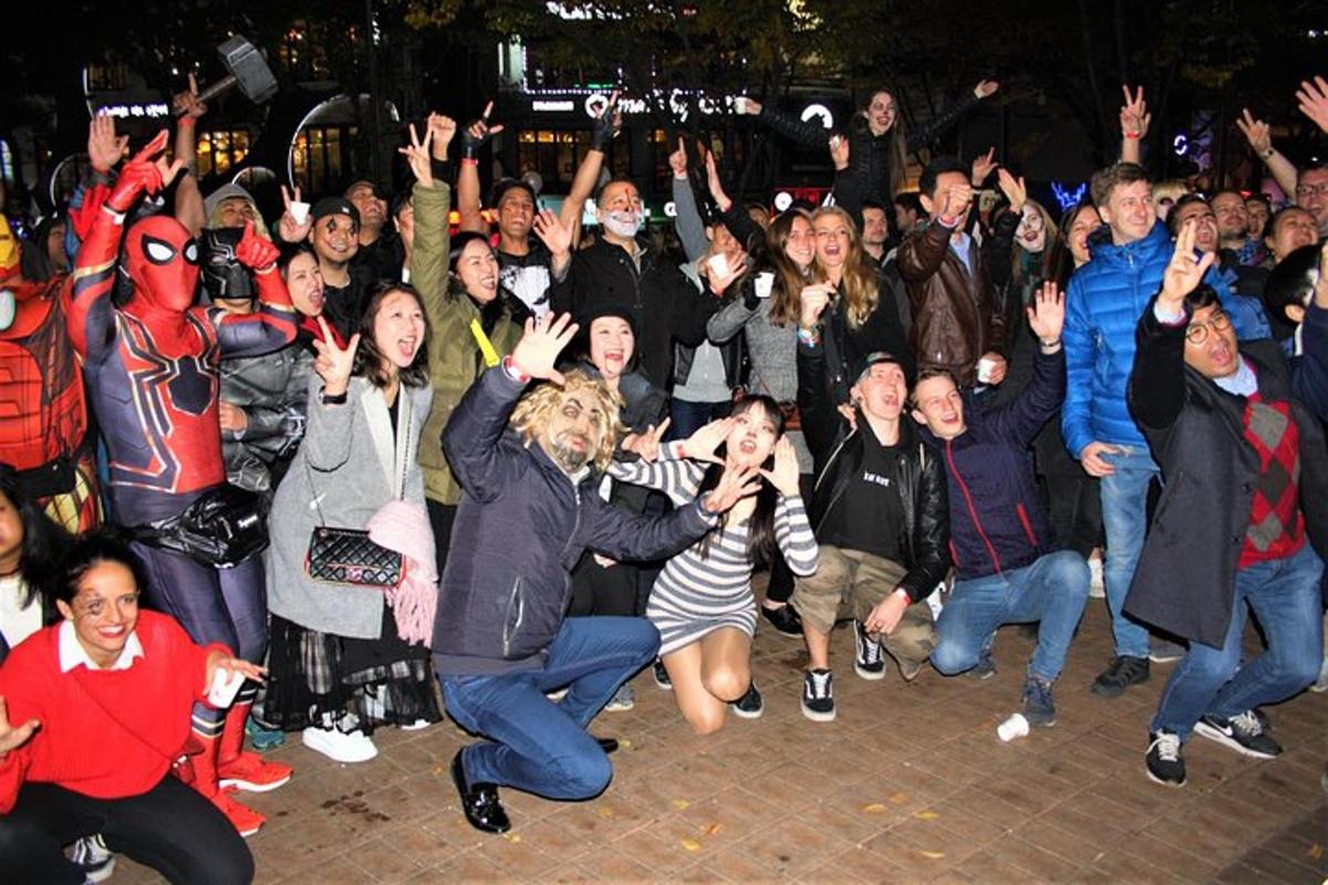 un gran grupo de personas bailando en la calle