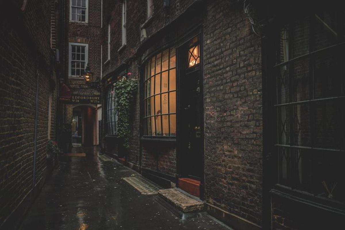 Un callejón en una ciudad antigua por la noche