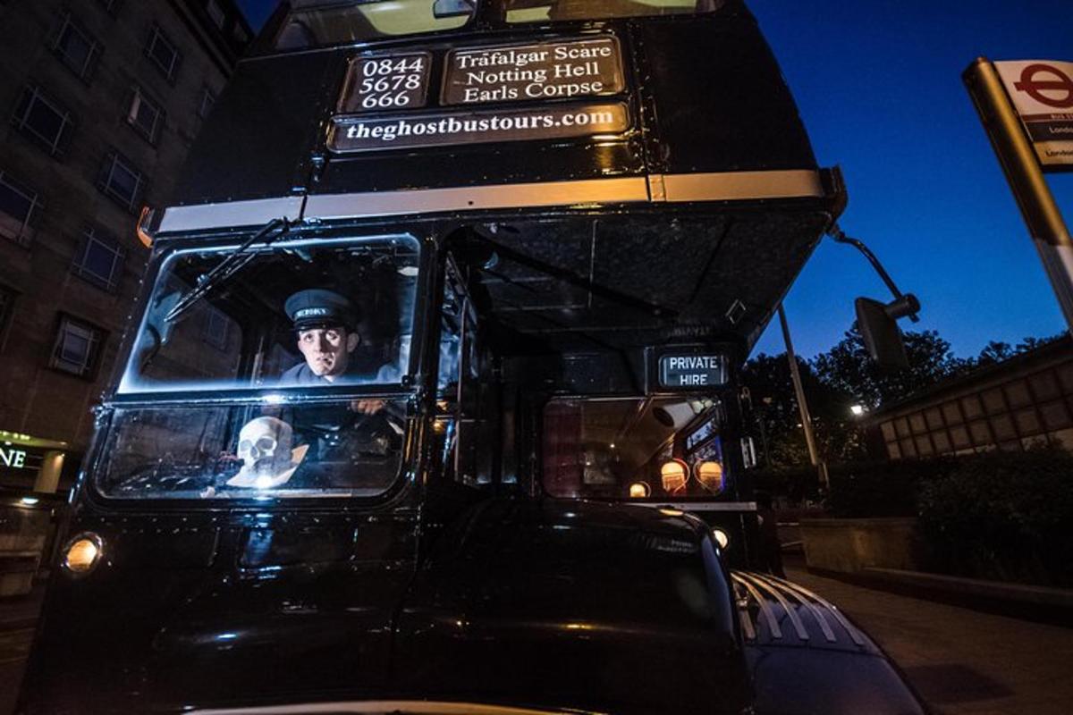 un autobus a due piani che percorre la strada di notte