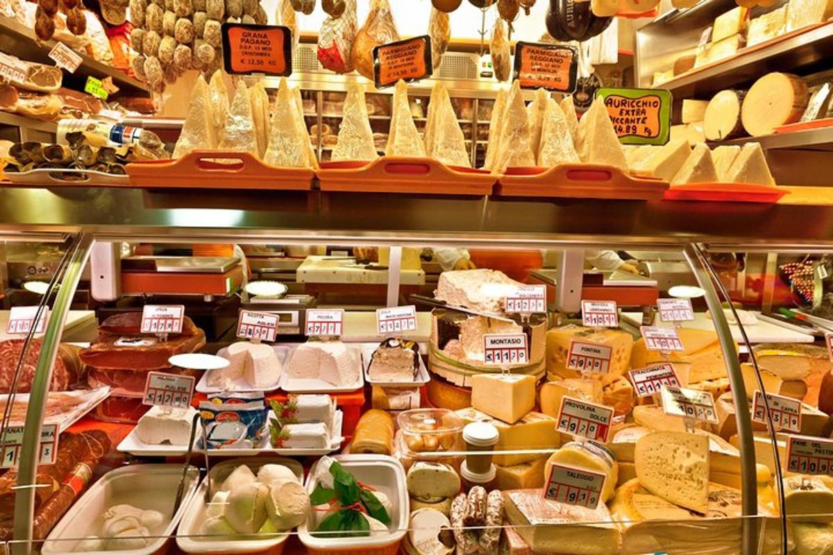 さまざまな種類の食品が詰まった店