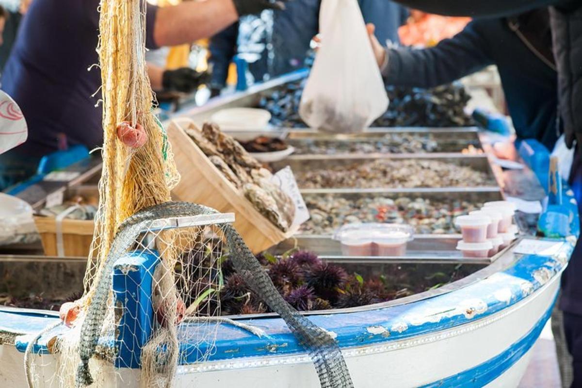 μια βάρκα γεμάτη με διάφορα είδη φαγητού