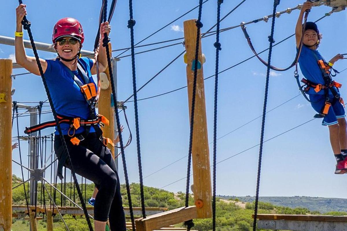 zipline'daki halat parkurunda iki kişi