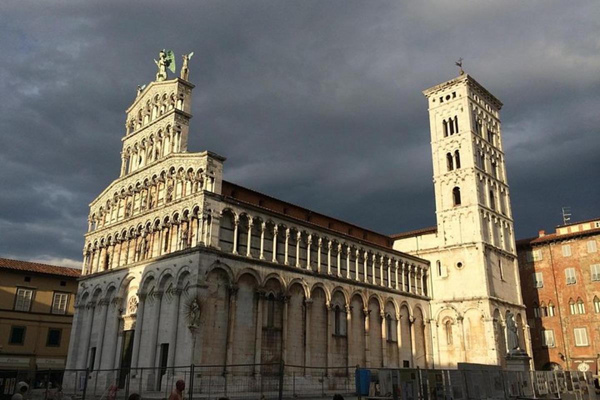 un gran edifici amb una torre del rellotge i una església