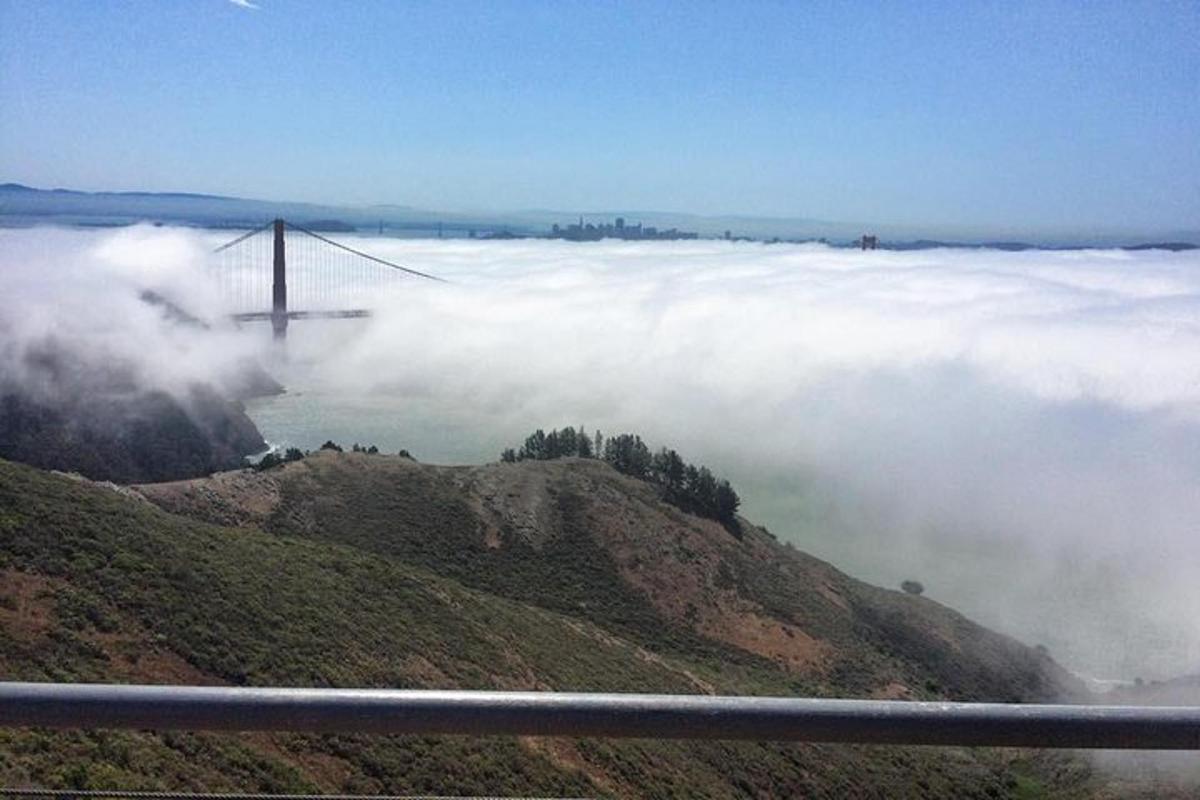 una vista di un ponte sospeso su un mare di nuvole