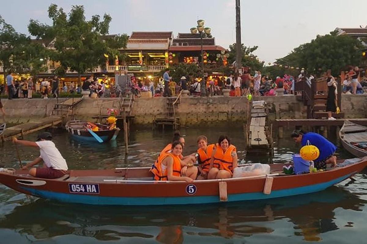 um grupo de pessoas em um barco na água