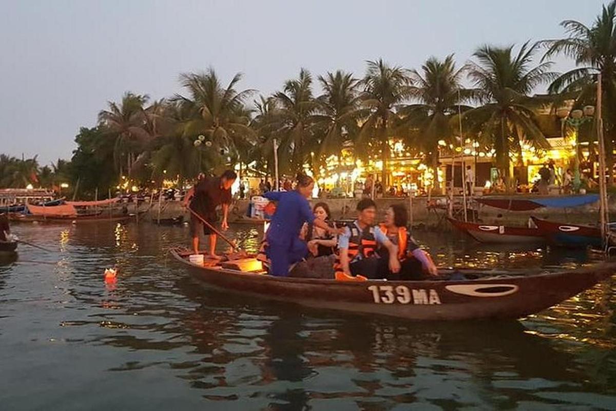 un gruppo di persone su una barca in acqua