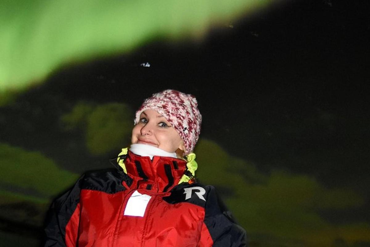 una donna che indossa una giacca rossa e un cappello