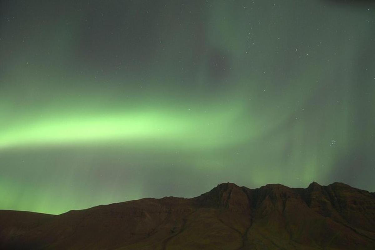 un'aurora sopra una montagna nel cielo