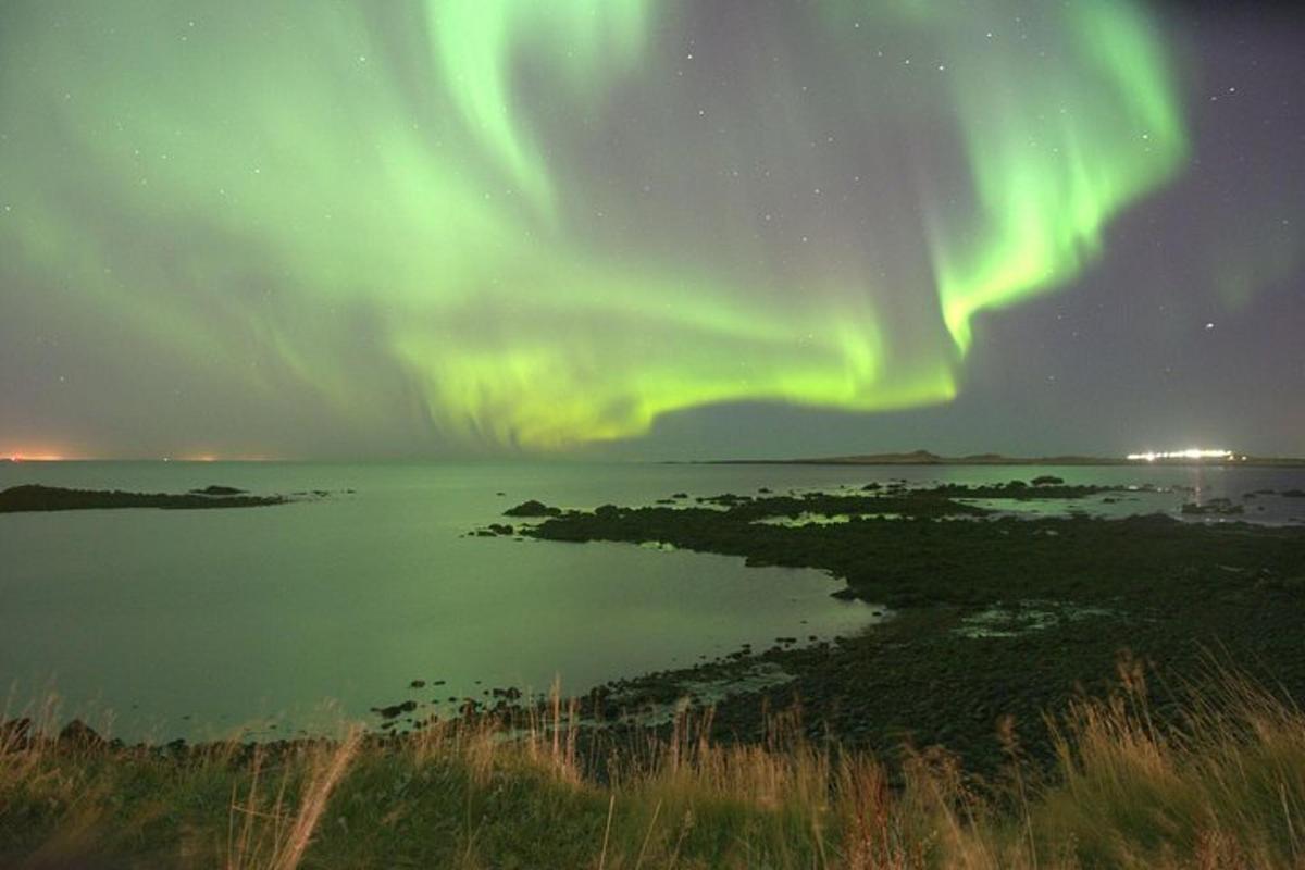 aurora nad vodno površino ponoči