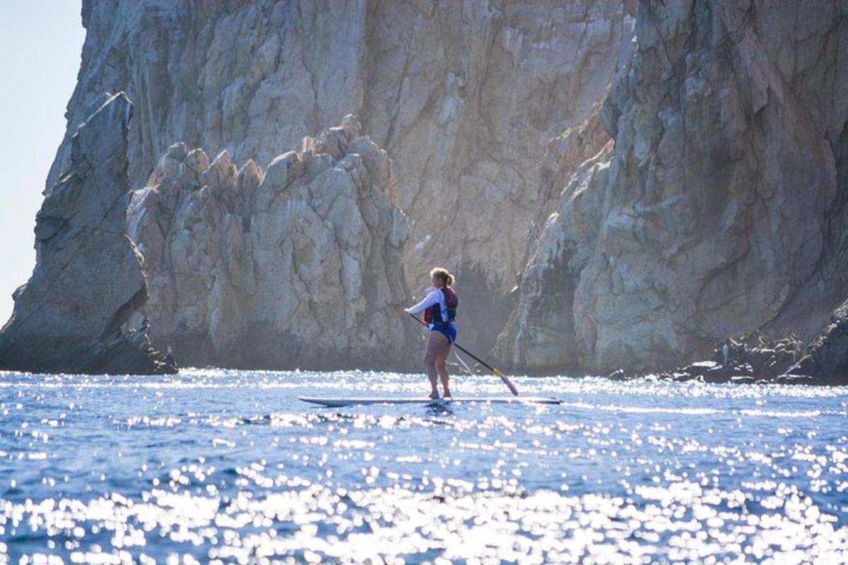 žena na paddleboarde vo vode