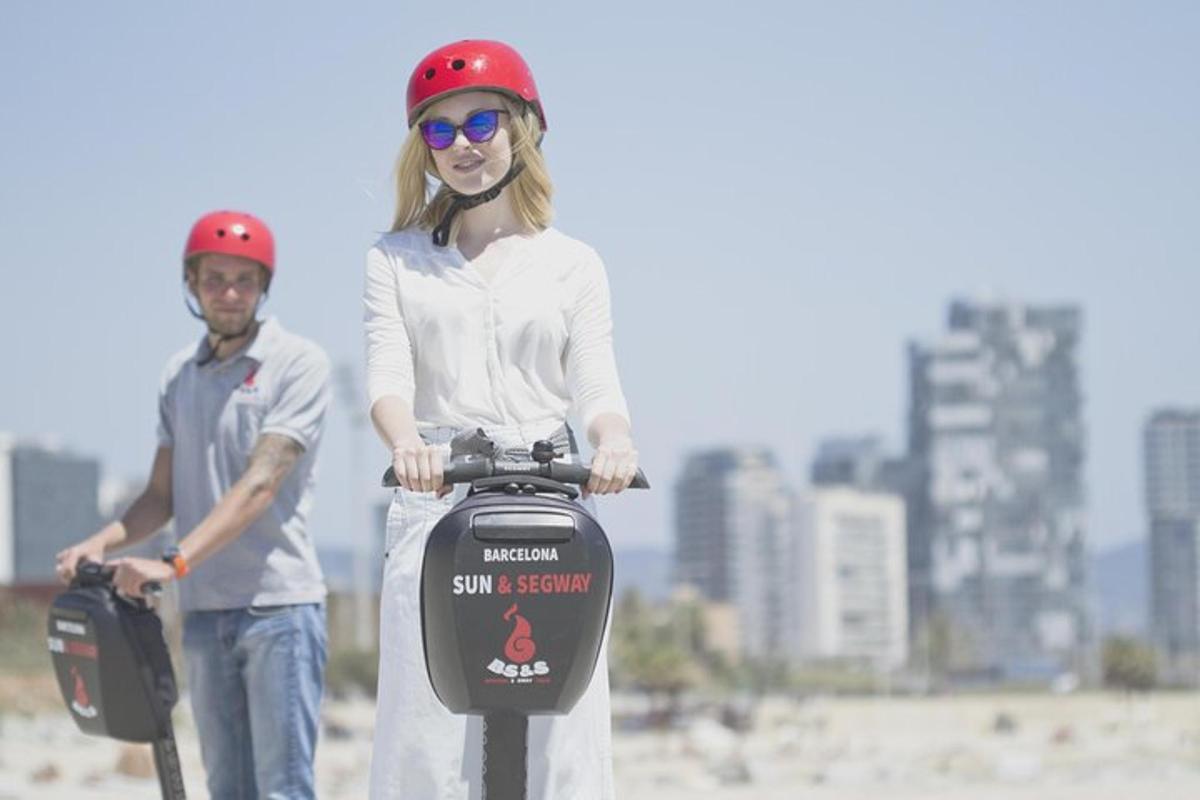 Un hombre y una mujer de pie junto a una motocicleta