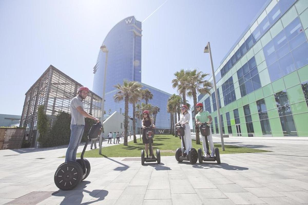 Un grupo de personas que viajan en scooters por una calle.