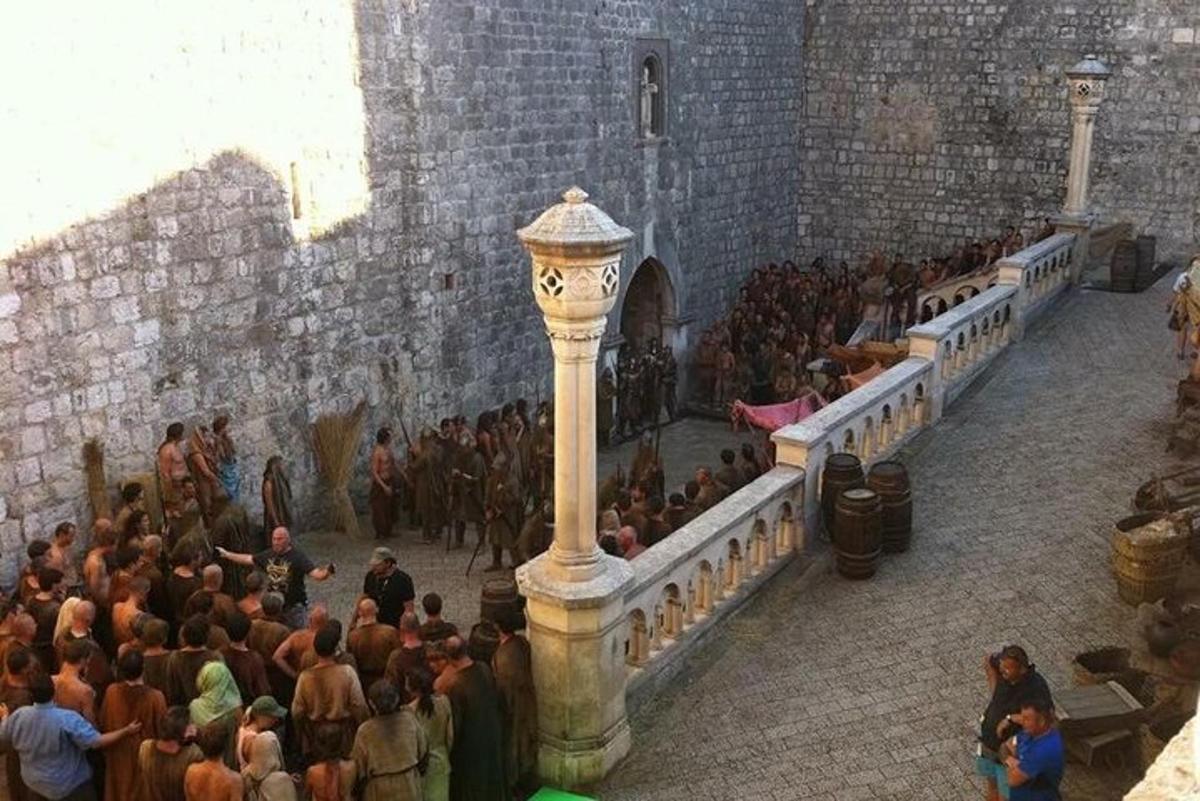 una multitud de gent asseguda en una església