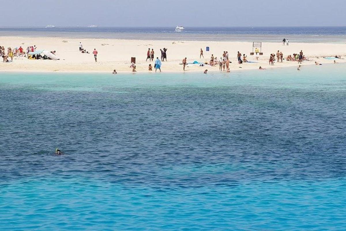 sekumpulan orang di pantai dan air
