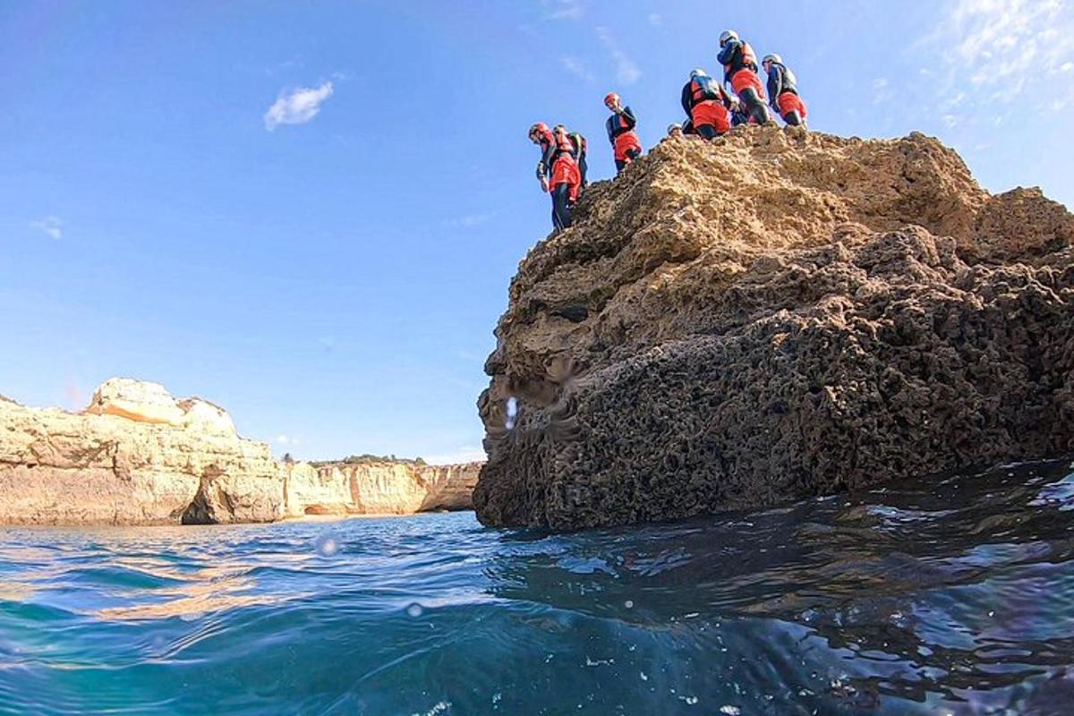 un gruppo di persone su una roccia nell'acqua