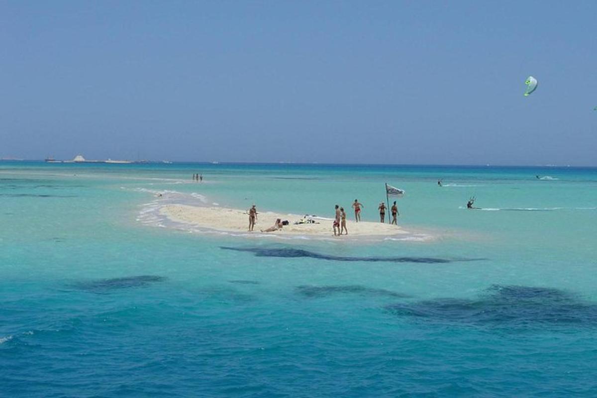 un grupo de personas en una playa en el océano