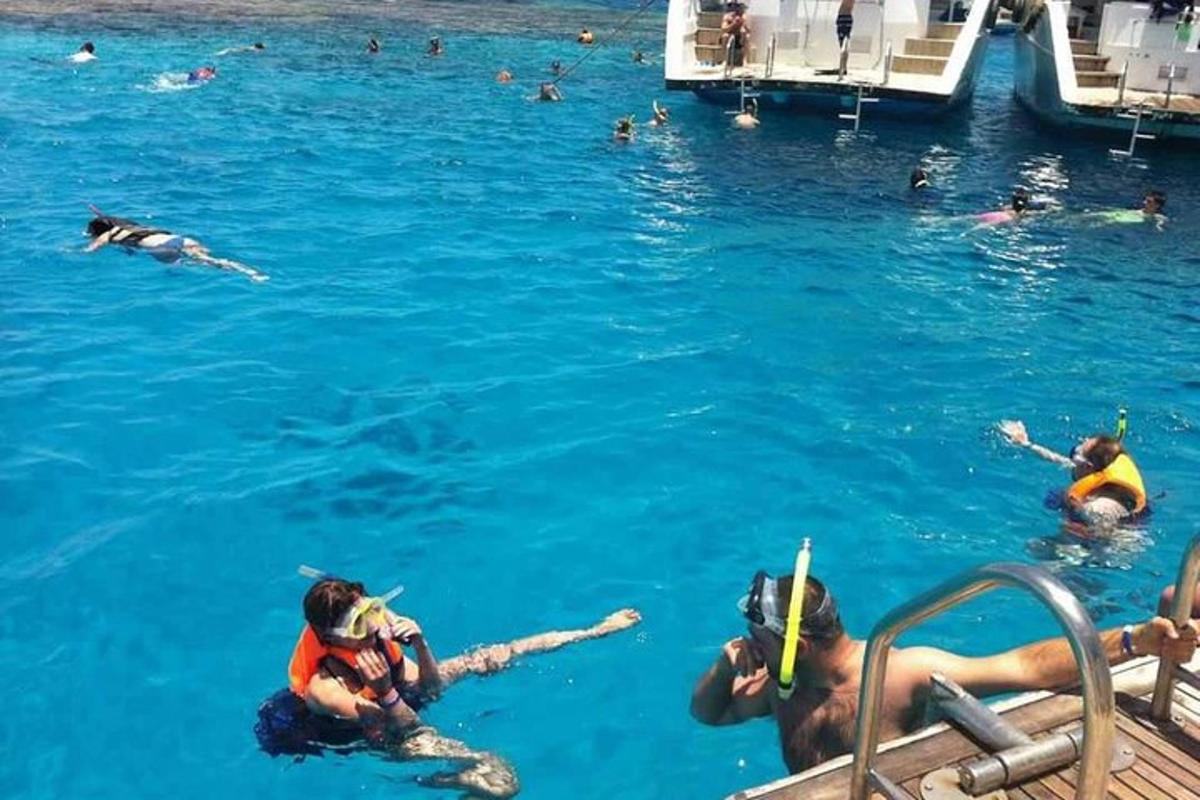 een groep mensen in het water van een zwembad