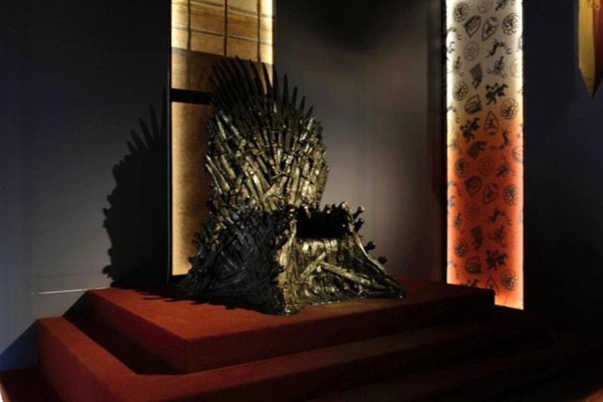 una escultura de metall situada sobre una taula
