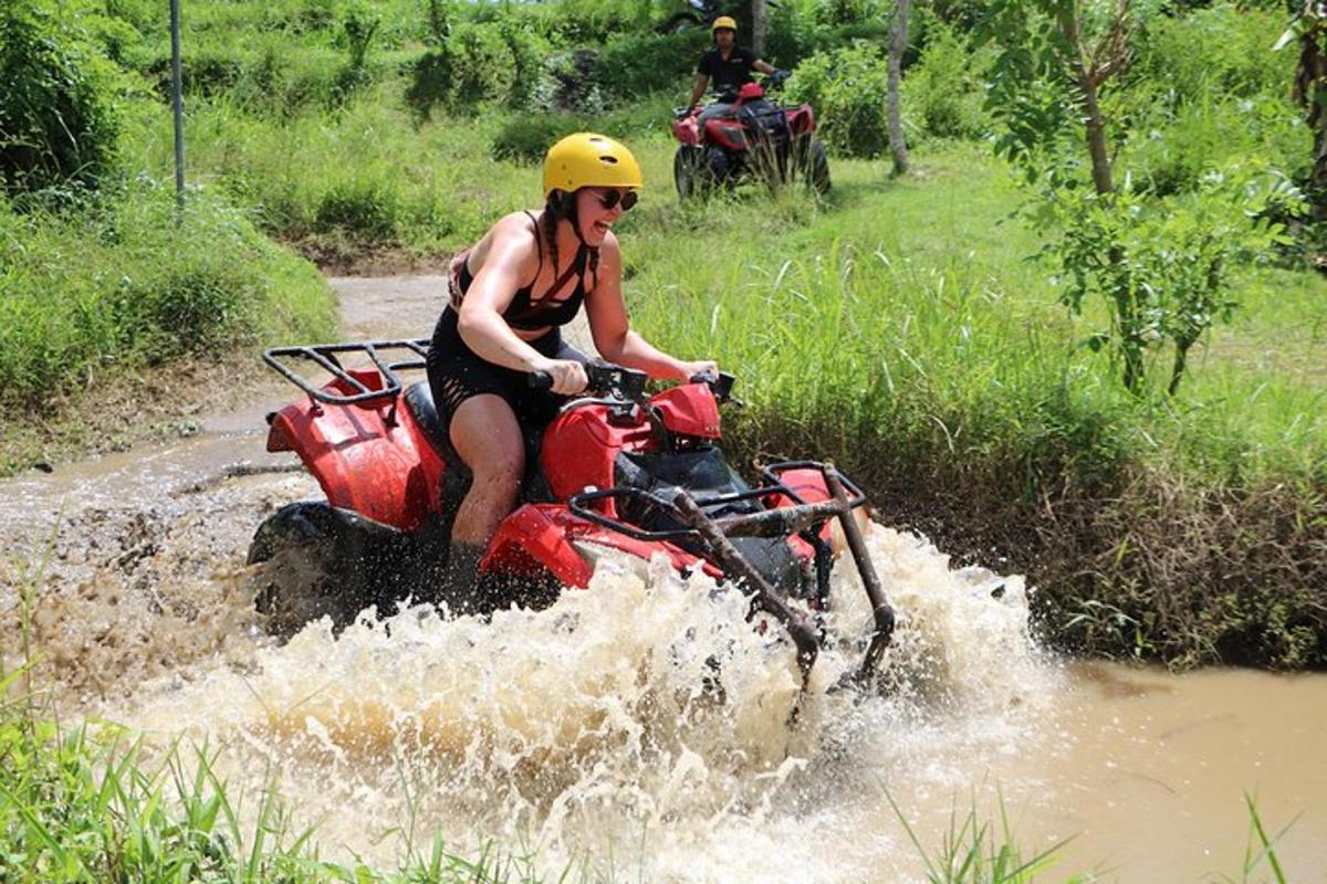seorang wanita menunggang atv melalui air