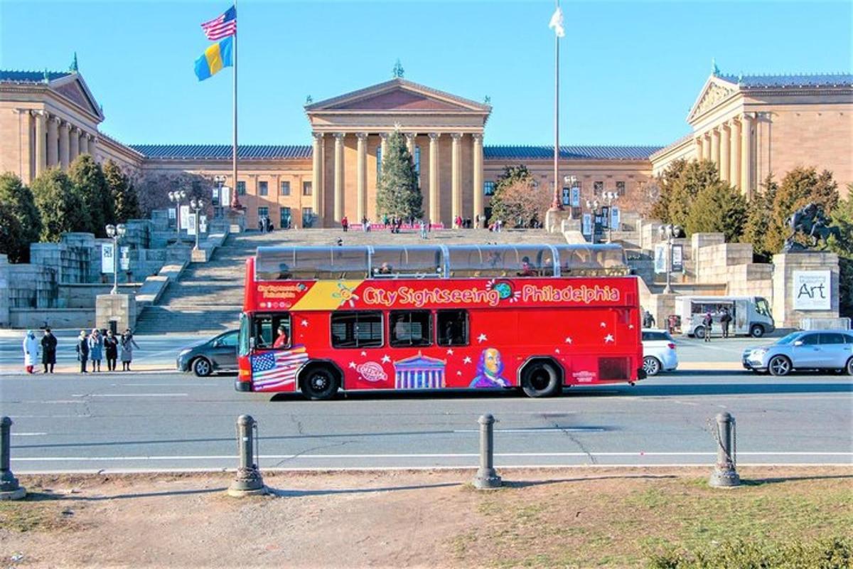 egy piros emeletes busz halad végig az utcán