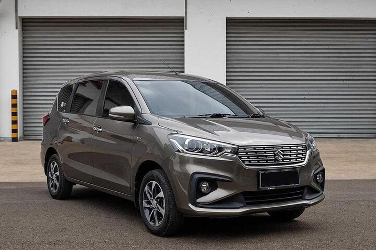 sebuah kereta berwarna perak diletakkan di tempat letak kereta