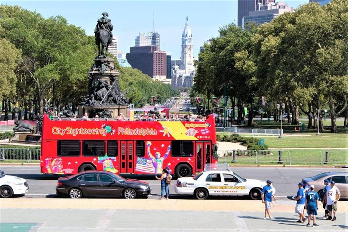 egy piros emeletes busz parkolt egy parkban