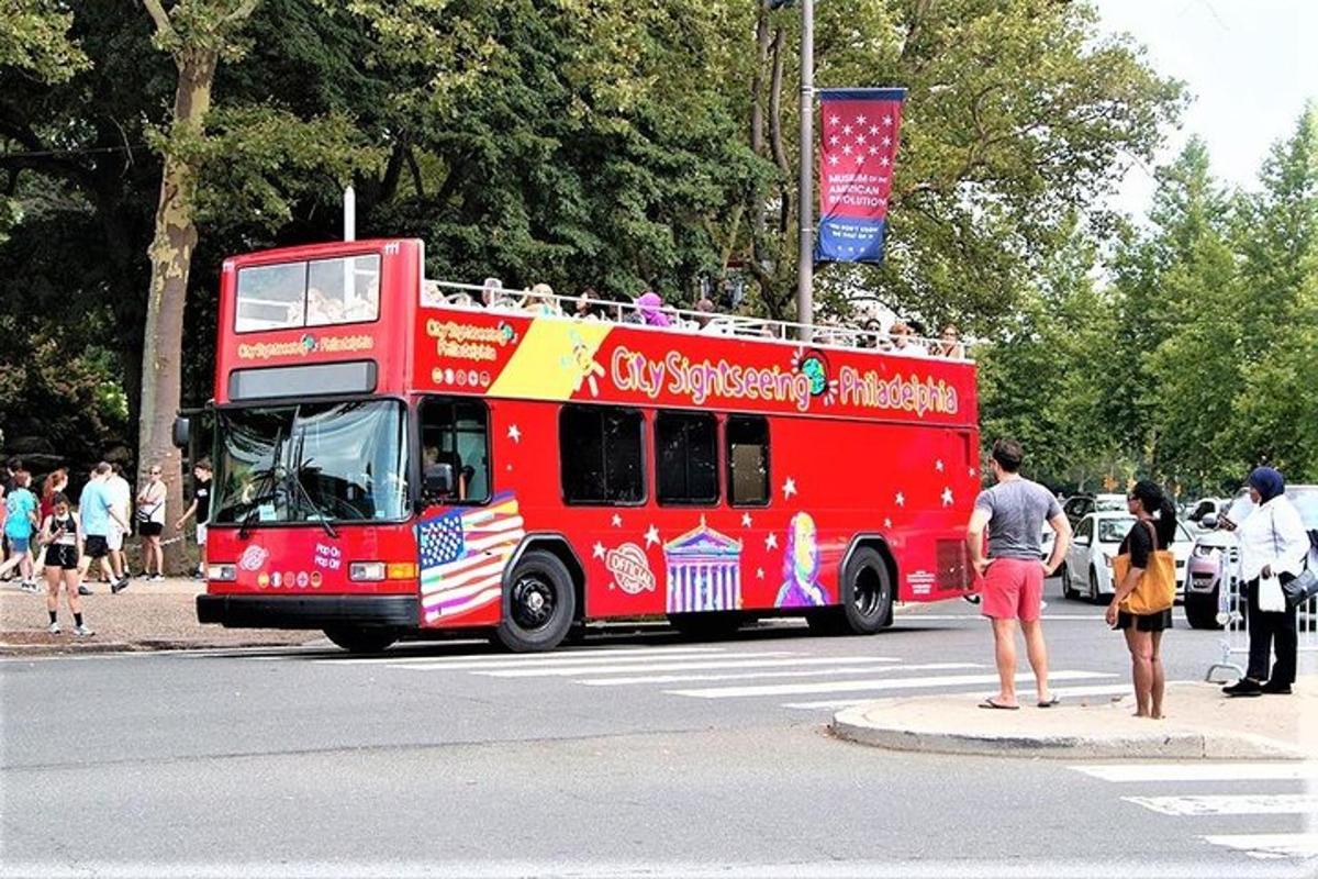 un autobus rosso a due piani che percorre una strada