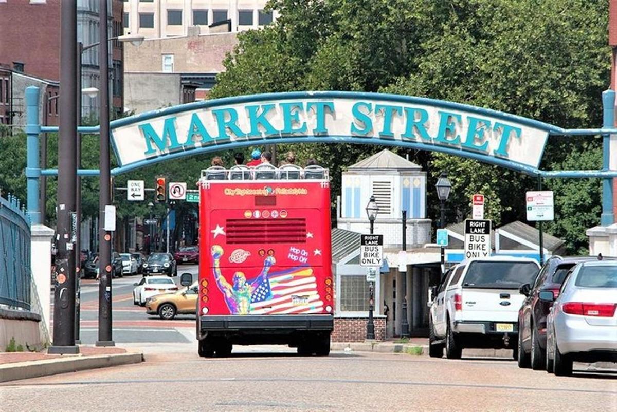 un camion rosso che passa sotto un cartello di Market Street