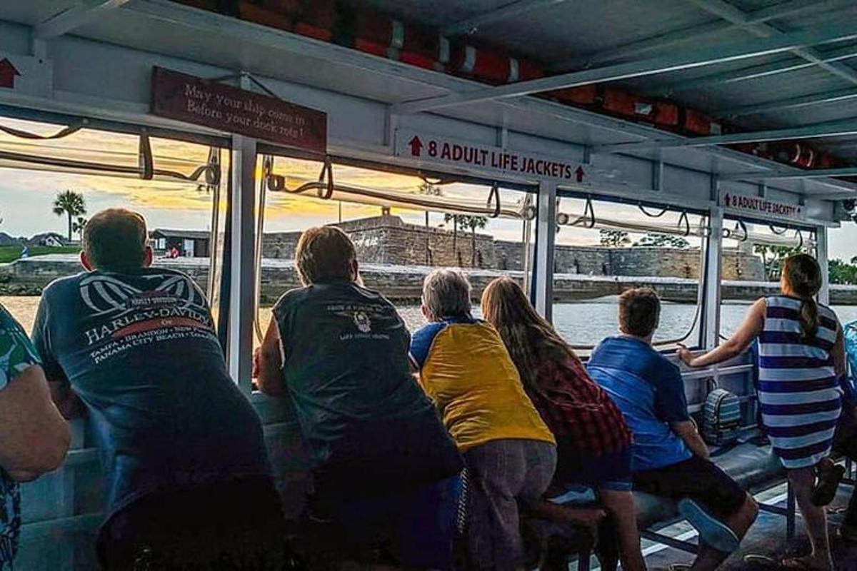 un gruppo di persone sedute su un traghetto