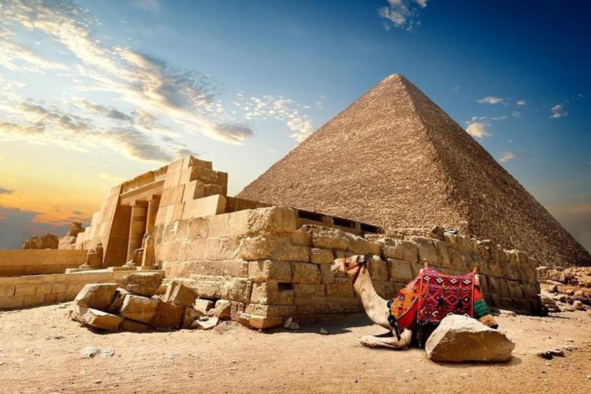 deva sjedi ispred piramide