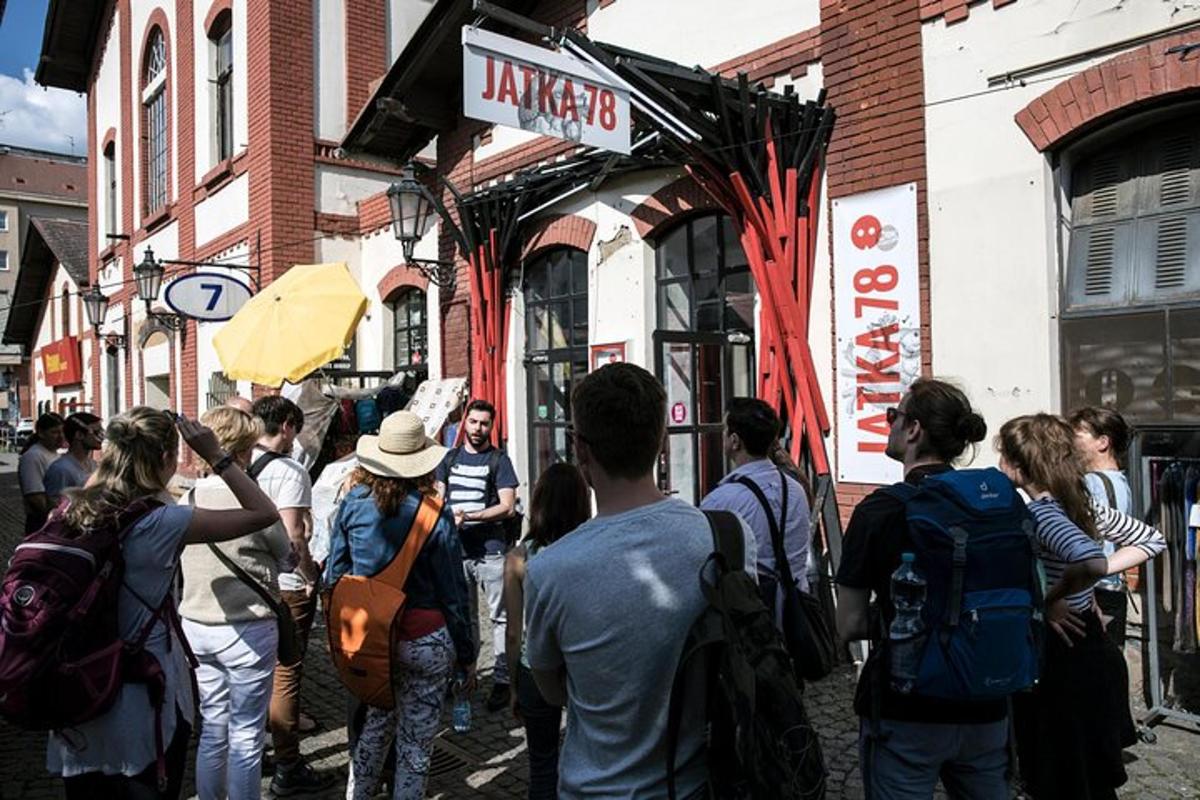 Una multitud de personas paradas afuera de una tienda
