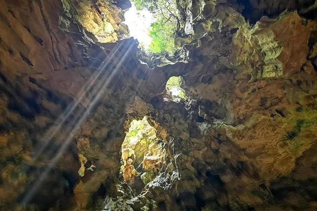 una vista dall'alto del soffitto di una grotta