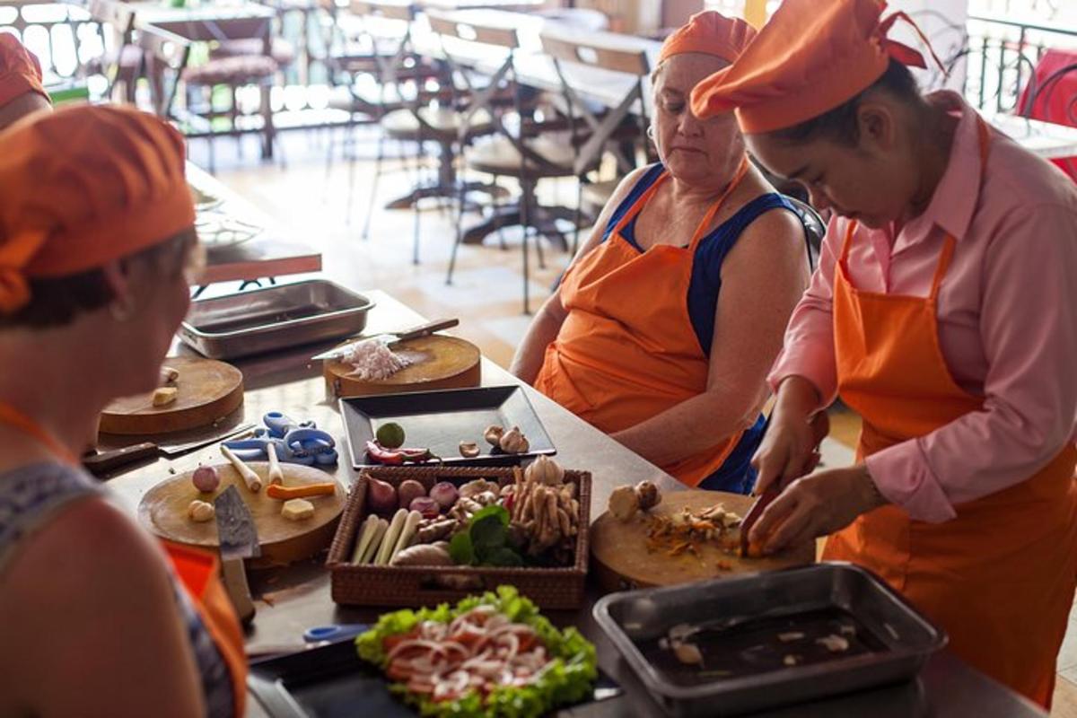 Un grupo de personas de pie alrededor de una mesa con comida.
