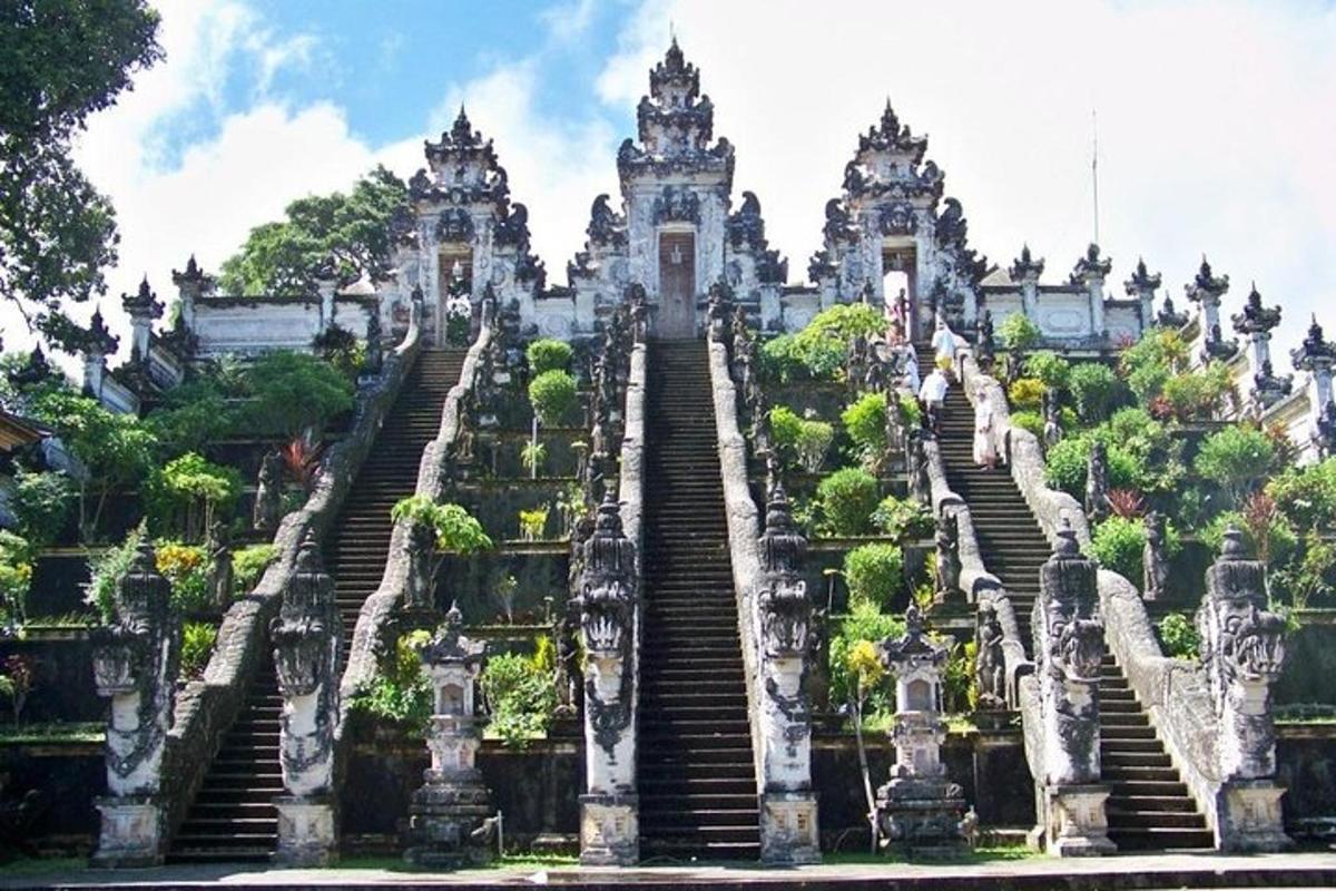 tangga ke runtuhan kuil