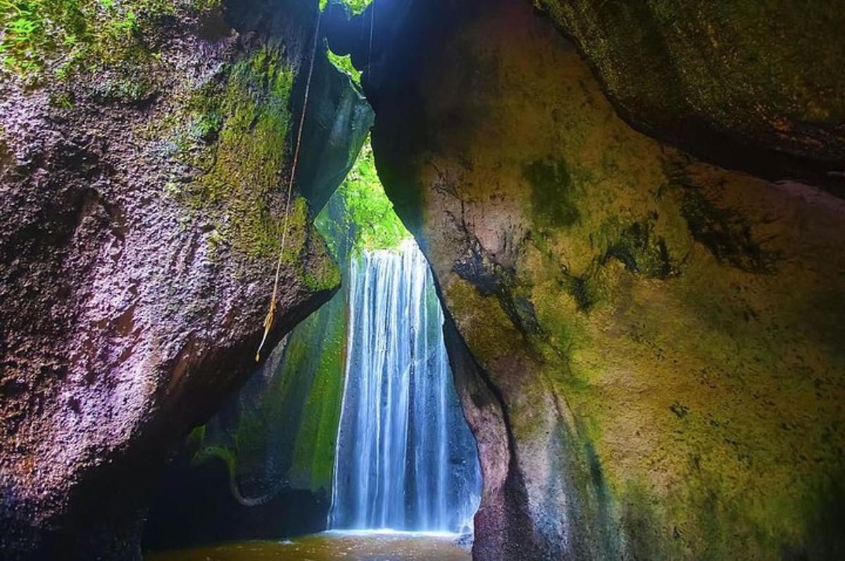 pemandangan air terjun di dalam gua